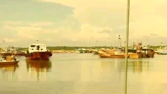 鏟車助推8200噸散貨船“遠景發(fā)展”氣囊上排下水，吉水接水順利